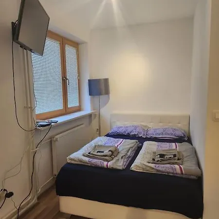 Cozy Near The With Free Parking דירה