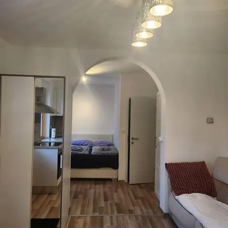 Apartman Cozy Near The With Free Parking