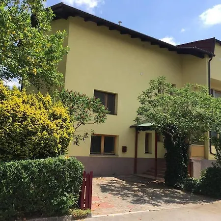 Apartman Cozy Near The With Free Parking *